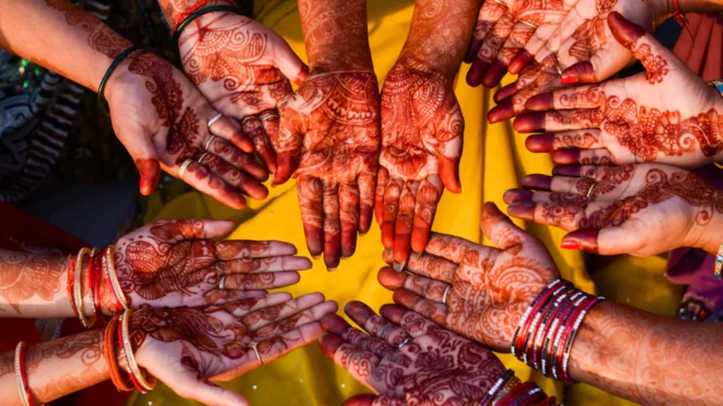 applying-mehandi